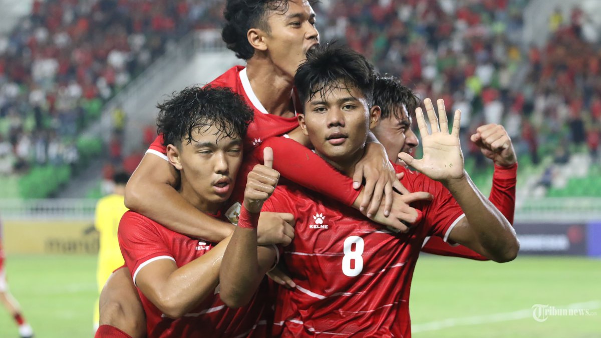 MENANG BESAR - Selebrasi pesepakbola timnas Indonesia Arkhan Kaka dan rekan setimnya seusai mencetak gol ke gawang timnas Myanmar pada pertandingan pembukaan AFF U-19, di Stadion Utama Sumatra Utara, Deliserdang, Senin (1/6/2026). Hasil akhir pertandingan, punggawa Indonesia berhasil menang Myanmar dengan skor 3-0. TRIBUN MEDAN/DANIL SIREGAR