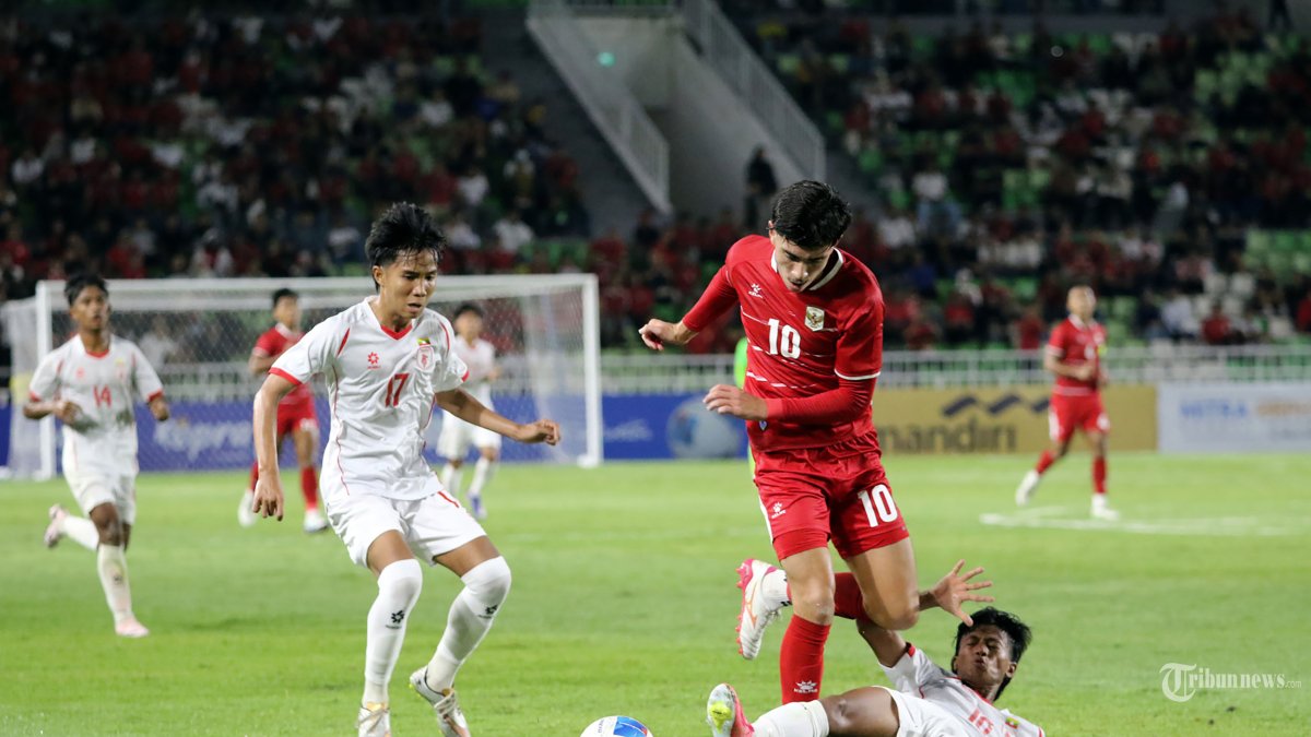MENANG BESAR - Pesepak bola Timnas Indonesia Theo Leeming berusaha melawati kawalan pesepakbola timnas Myanmar pada pertandingan pembukaan AFF U-19, di Stadion Utama Sumatra Utara, Deliserdang, Senin (1/6/2026). Hasil akhir pertandingan, punggawa Indonesia berhasil menang Myanmar dengan skor 3-0. TRIBUN MEDAN/DANIL SIREGAR