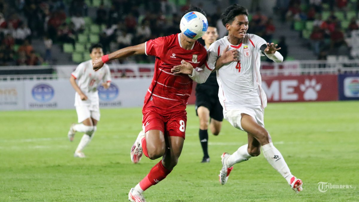 MENANG BESAR - Pesepakbola timnas Indonesia Arkhan Kaka (kiri) berusaha melawati kawalan pesepakbola timnas Myanmar pada pertandingan pembukaan AFF U-19, di Stadion Utama Sumatra Utara, Deliserdang, Senin (1/6/2026). Hasil akhir pertandingan, punggawa Indonesia berhasil menang Myanmar dengan skor 3-0. TRIBUN MEDAN/DANIL SIREGAR