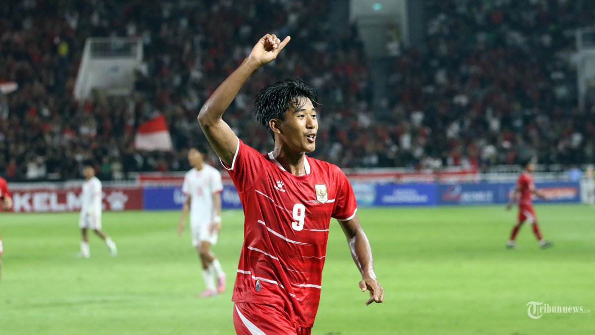 MENANG BESAR - Selebrasi pesepakbola timnas Indonesia Dimas Wicaksono seusai mencetak gol ke gawang timnas Myanmar pada pertandingan pembukaan AFF U-19, di Stadion Utama Sumatra Utara, Deliserdang, Senin (1/6/2026). Hasil akhir pertandingan, punggawa Indonesia berhasil menang Myanmar dengan skor 3-0. TRIBUN MEDAN/DANIL SIREGAR