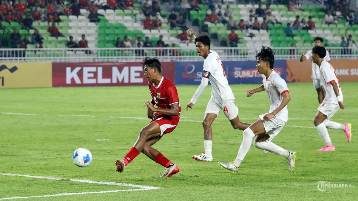 MENANG BESAR - Pesepakbola timnas Indonesia Dimas Wicaksono mencetak gol ke gawang timnas Myanmar pada pertandingan pembukaan AFF U-19, di Stadion Utama Sumatra Utara, Deliserdang, Senin (1/6/2026). Hasil akhir pertandingan, punggawa Indonesia berhasil menang Myanmar dengan skor 3-0. TRIBUN MEDAN/DANIL SIREGAR