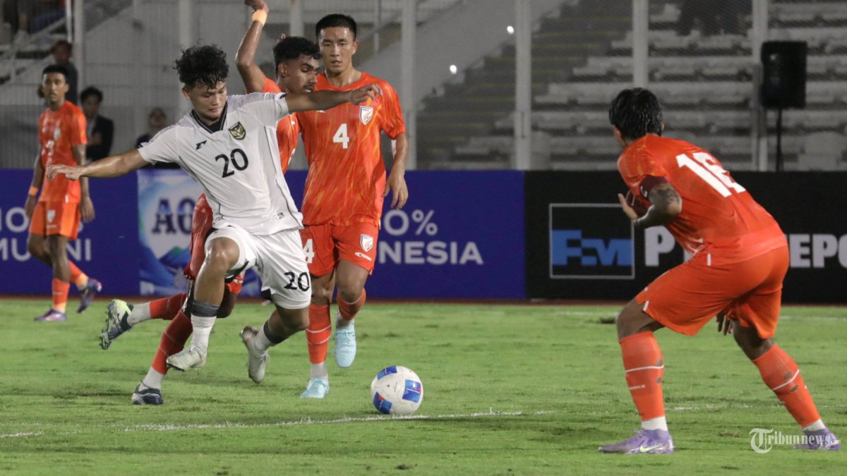 TIMNAS U-23 - Pesepak bola Timnas Indonesia U-23 berebut bola dengan pesepak bola Timnas India U-23 saat laga kedua U23 International Friendly Match di Stadion Madya, Kompleks GBK, Senayan, Jakarta, Senin (13/10/2025). TRIBUNNEWS/IRWAN RISMAWAN