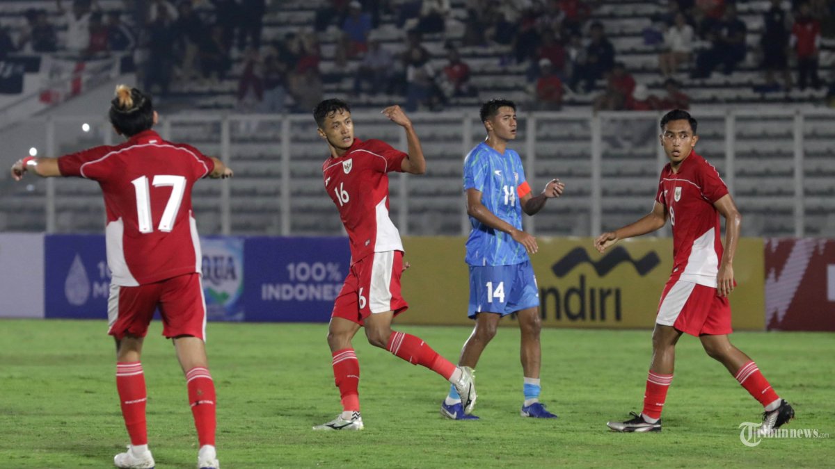 TIMNAS U-23 - Pesepak bola Timnas Indonesia U-23 Dony Tri Pamungkas berselebrasi usai mencetak gol ke gawang Timnas India U-23 saat laga U23 International Friendly Match di Stadion Madya, Kompleks GBK, Senayan, Jakarta, Jumat (10/10/2025). TRIBUNNEWS/IRWAN RISMAWAN