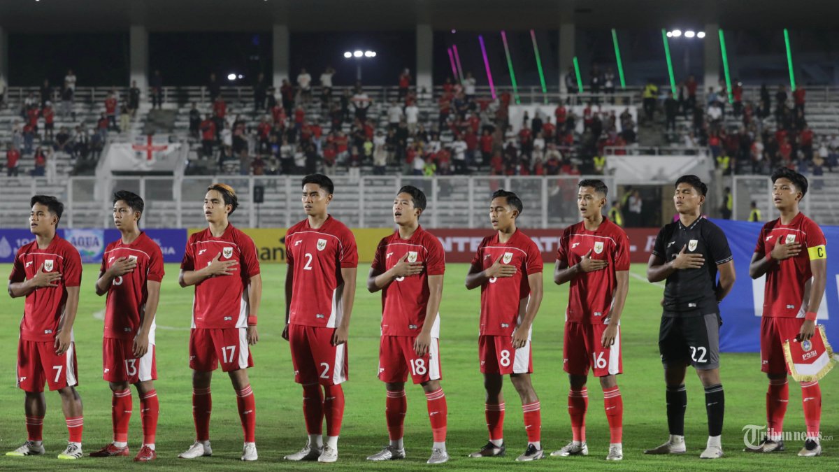 TIMNAS U-23 - Pesepak bola Timnas Indonesia U-23 menyanyikan lagu Indonesia Raya sebelum melawan Timnas India U-23 saat laga U23 International Friendly Match di Stadion Madya, Kompleks GBK, Senayan, Jakarta, Jumat (10/10/2025). TRIBUNNEWS/IRWAN RISMAWAN