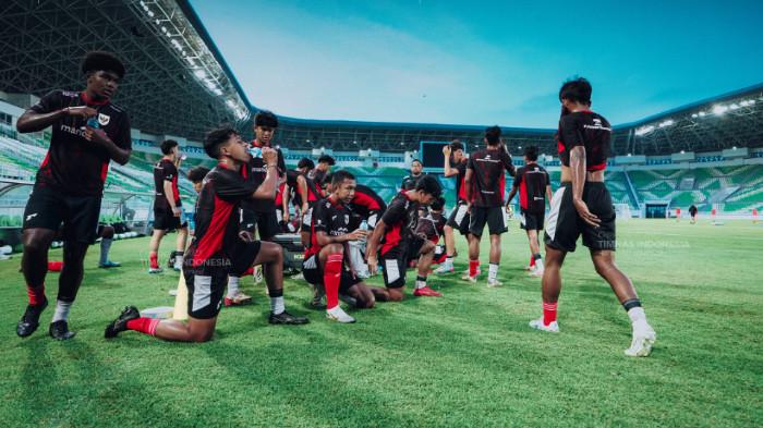 LATIHAN TIMNAS U17 - Para pemain Timnas U17 Indonesia melakukan latihan persiapan di Stadion Utama Sumatera Utara, Deli Serdang menjelang turnamen Piala Kemerdekaan 2025. (Instagram Timnas - 11/8/2025)