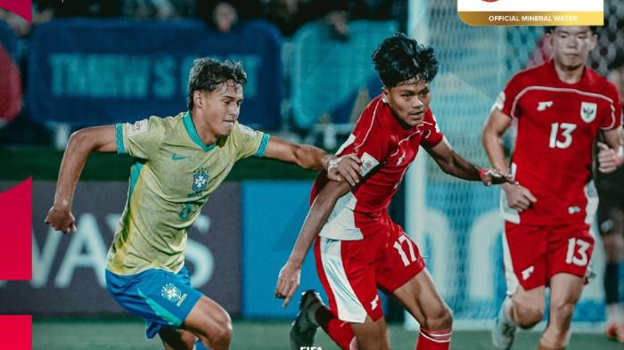 PIALA DUNIA U17 - Pemain Timnas U17 Indonesia, Dimas Adi, dalam kawalan pemain Brasil pada pertandingan matchday kedua Grup H Piala Dunia U17 2025 di Aspire Zona, Doha, Qatar pada Jumat (8/11/2025). (X Timnas Indonesia - 8/11/2025)