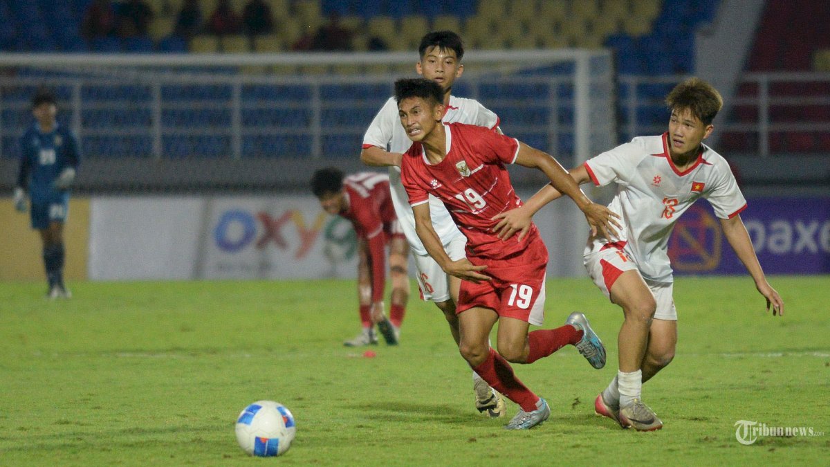 BERAKHIR IMBANG -  Pemain Timnas Indonesia (jersey merah) saat menghadapi Timnas Vietnam pada laga Asean U-17 Championship 2026 yang berlangsung di Stadion Gelora Delta Sidoarjo Jawa Timur, Minggu (19/4/2026). Pada laga ketiga Timnas Indonesia di Grup A ini pertandingan berakhir imbang dengan skor akhir 0-0.  (SURYA/HABIBUR ROHMAN)