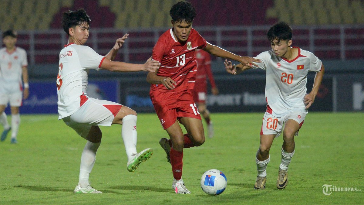 BERAKHIR IMBANG -  Pemain Timnas Indonesia (jersey merah) saat menghadapi Timnas Vietnam pada laga Asean U-17 Championship 2026 yang berlangsung di Stadion Gelora Delta Sidoarjo Jawa Timur, Minggu (19/4/2026). Pada laga ketiga Timnas Indonesia di Grup A ini pertandingan berakhir imbang dengan skor akhir 0-0.  (SURYA/HABIBUR ROHMAN)