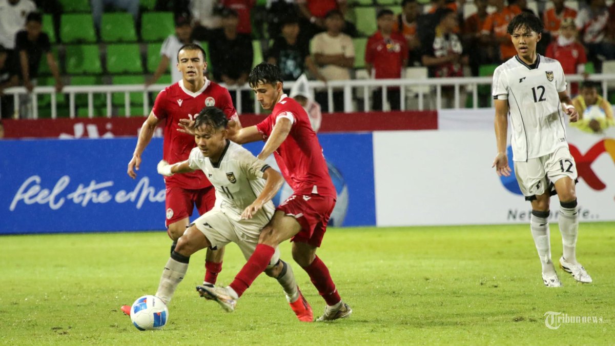 Pesepak bola Timnas Indonesia U-17 saling berebut bola dengan pesepak bola Timnas Tajikistan U-17 pada pertandingan Piala Kemerdekaan di Stadion Utama Sumatra Utara, Deliserdang, Selasa (12/8/2025). Timnas Indonesia U-17 dan Timnas Tajikistan U-17 bermain imbang hingga peluit terakhir dengan skor 2-2. (TRIBUN MEDAN/DANIL SIREGAR)