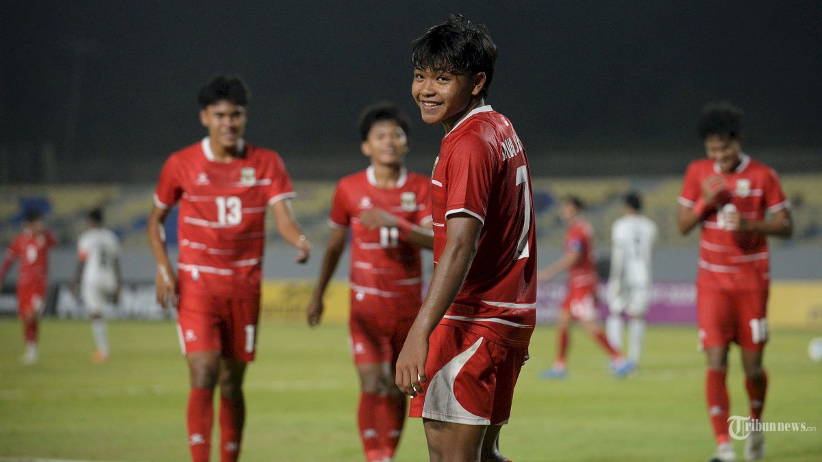 UNGGUL - Pemain Timnas Indonesia U17 menghadapi tim Timor Leste pada la Asean U-17 Championship yang berlangsung di Stadion Joko Samudro Gresik, Jawa Timur, Senin (13/4/2026) malam. Pada laga kedua Grup A ini Timnas Indonesia U17 berhasil mengungguli Timor Leste dengan skor akhir 4-0 dan selanjutnya akan menghadapi Tim Malaysia pada Kamis (16/4/2026). (SURYA/HABIBUR ROHMAN)