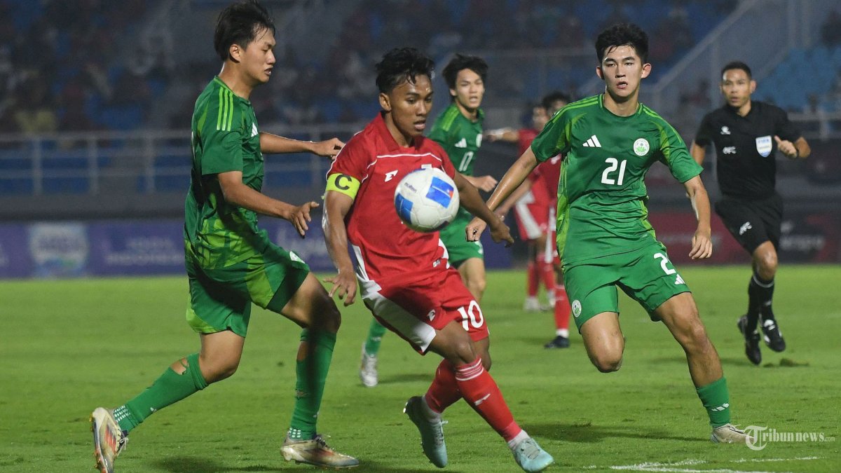 TERKEPUNG -Kapten Timnas U23 Indonesia Arkhan Fikri (tengah) terkepung pemain Makau U23  pada pertandingan kualifikasi Piala Asia U23 2026 dari Grup J di Stadion Gelora Delta Sidoarjo (GDS), Sabtu(6/9/2025). Hasil akhir pertandingan ini Timnas U23 Indonesia unggul 0-5 atas Makau. (SURYA/HABIBUR ROHMAN)