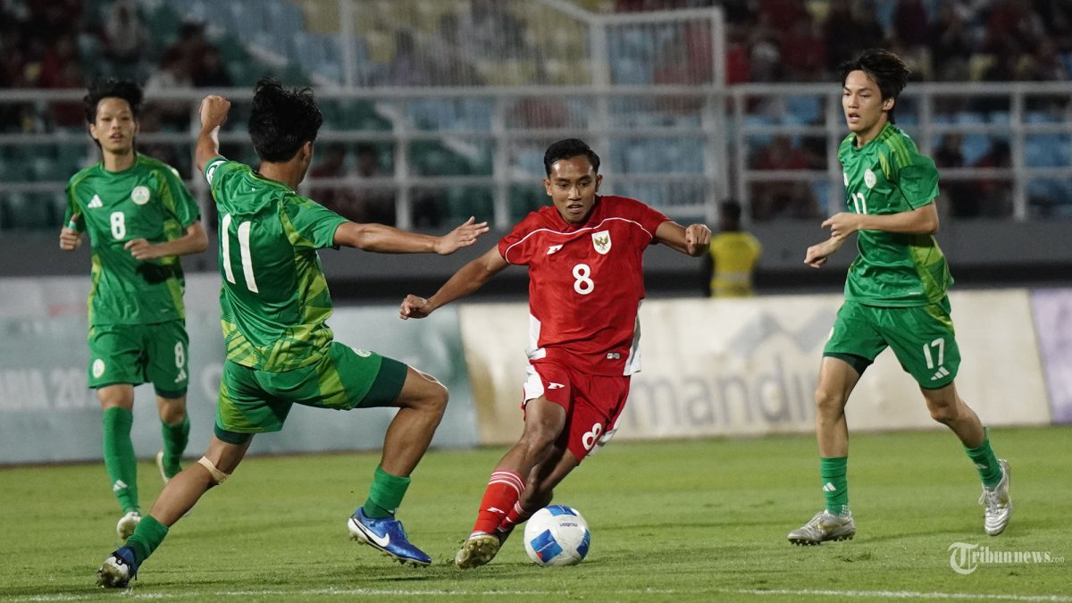 KUALIFIKASI PIALA ASIA - Pesepak bola Timnas U23 Indonesia, Rayhan Hannan (kedua kanan) diadang sejumlah pesepak bola Macau U23 dalam pertandingan kualifikasi Piala Asia U23 2026 dari Grup J di Stadion Gelora Delta, Sidoarjo pada Sabtu (6/9/2025). Di laga tersebut, Timnas Indonesia berhasil mengalahkan Macau 5-0. Tribun Solo/Muhammad Nursina