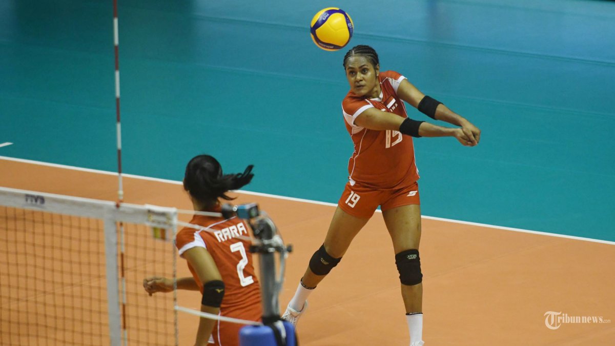 PENYELAMATAN - Pevoli Timnas Putri Indonesia U-21 Mahuze (19) mengarahkan bola ke kubu tim Korea U-21 pada semifinal pemeringkatan 13-16 Kejuaraan Dunia Voli U-21 2025 di Jawa Pos Arena, Surabaya, sabtu (16/8/2025). malam. (SURYA/HABIBUR ROHMAN)
