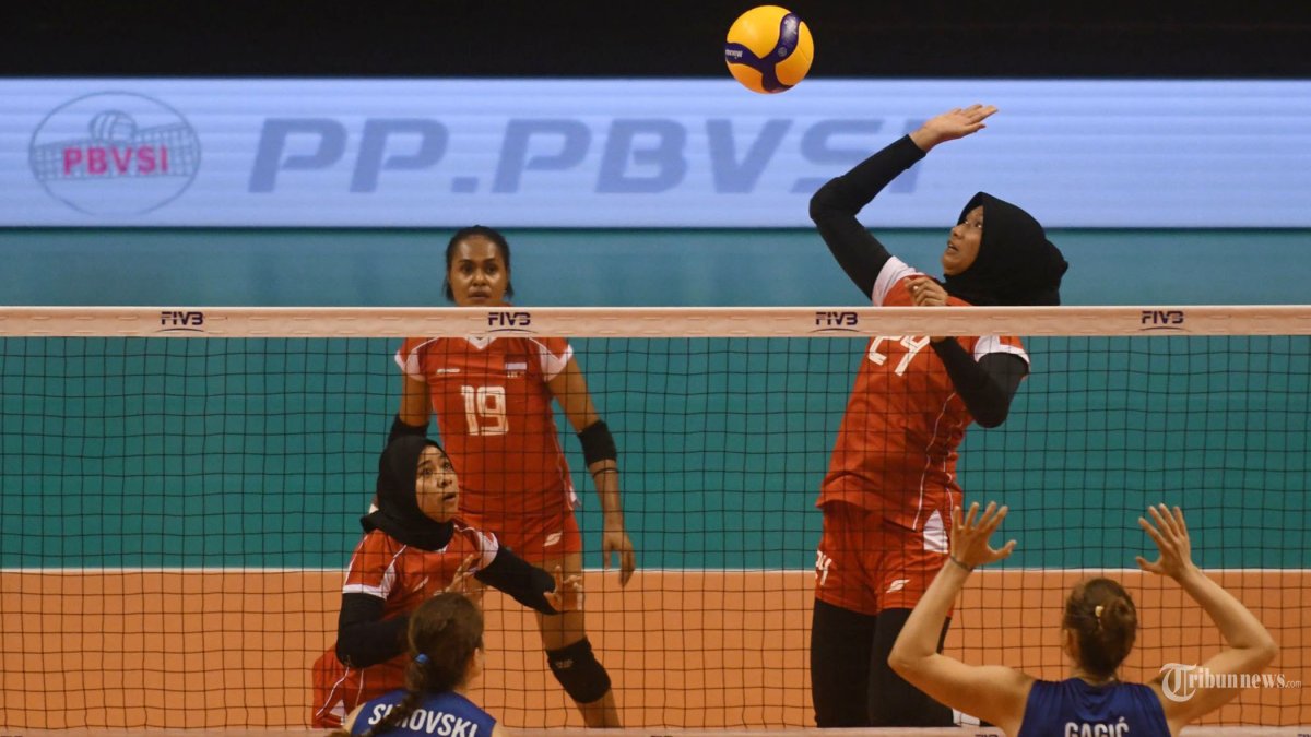 SIAP SMAS - Pevoli Timnas Putri Indonesia U-21 Chelsa (24) bersiap melakukan smas ke kubu Timnas Serbia U-21 pada pertandingan FIVB Women's U-21 World Championship 2025 di Jawa Pos Arena, Surabaya, Senin (11/8/2025). (SURYA/HABIBUR ROHMAN)