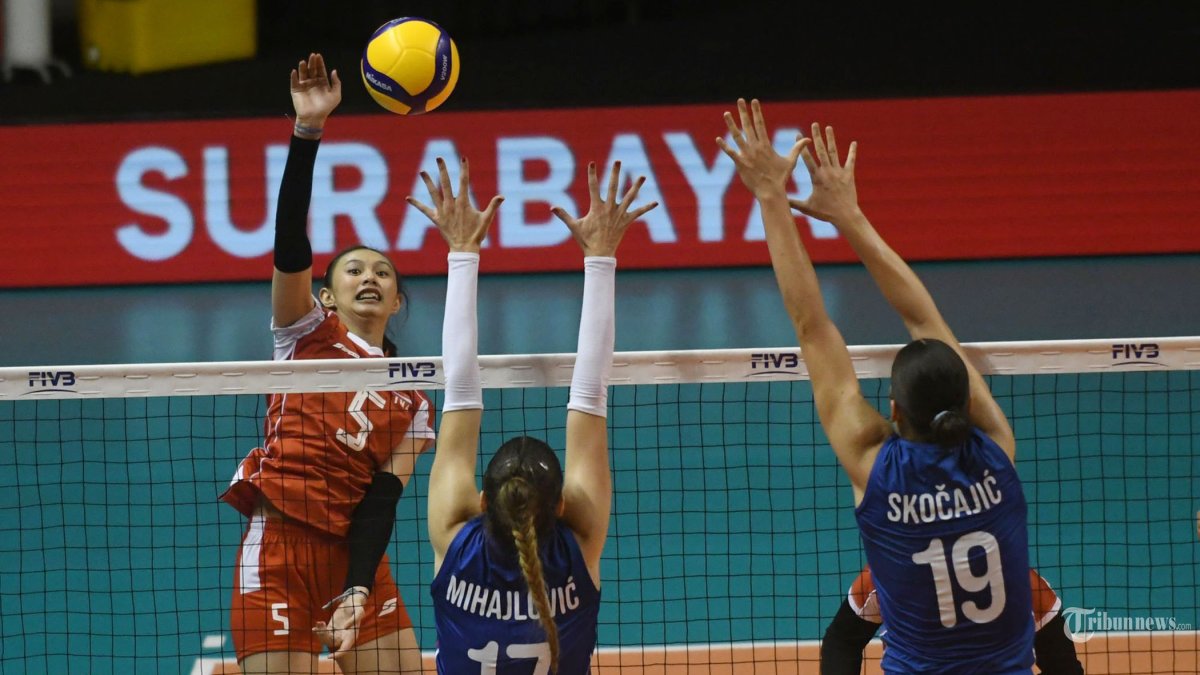 SIAP SMAS - Pevoli Timnas Putri Indonesia U-21 Syelomitha (5) bersiap melakukan smas ke kubu Timnas Serbia U-21 pada pertandingan FIVB Women's U-21 World Championship 2025 di Jawa Pos Arena, Surabaya, Senin (11/8/2025). (SURYA/HABIBUR ROHMAN)