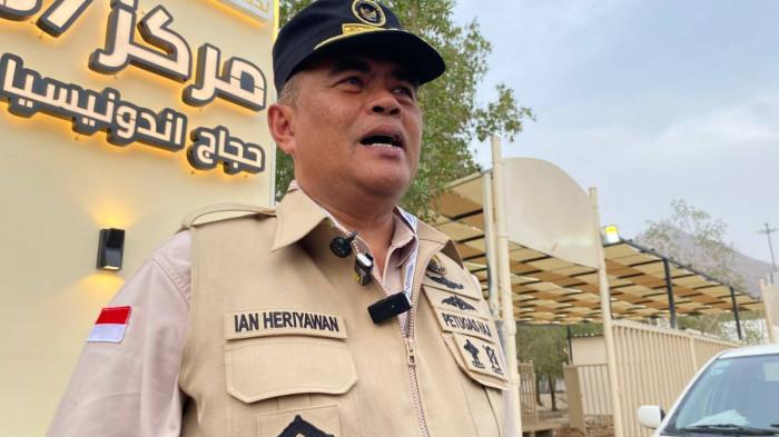TINJAU TENDA ARAFAH - Dirjen Pelayanan Haji Kemenhaj RI, Ian Heriyawan saat memberikan keterangan usai meninjau kesiapan tenda jemaah haji di Arafah, Makkah, Sabtu (9/5/2026). Kunjungan tersebut guna memastikan seluruh fasilitas seperti tenda jemaah, klinik, kamar mandi dan sebagainya terpenuhi untuk jemaah haji.