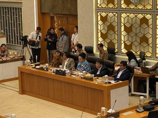 Gaya Titiek Soeharto Kembali Pimpin Rapat Desak Tuntaskan Kasus Pagar Laut