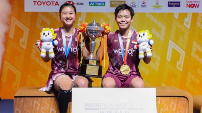 TIWI/FADIA - Pasangan baru sektor ganda putri, Amallia Cahaya Pratiwi/Siti Fadia Silva Ramadhanti, duduk di podium juara Thailand Masters 2026 yang berlangsung di Nimibuter, Bangkok, Thailand, pada MInggu (1/2/2026). DOK/PBSI