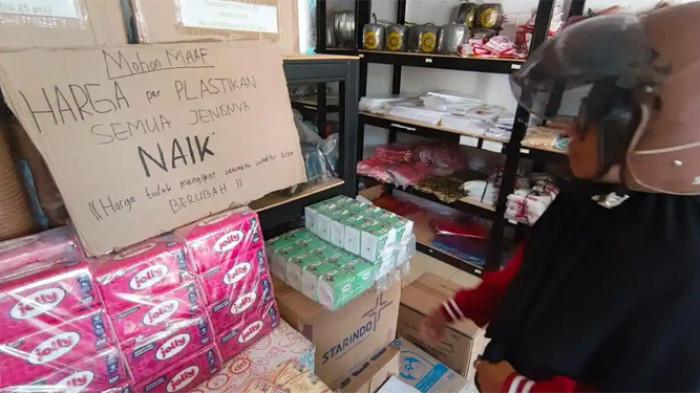 HARGA PLASTIK NAIK - Toko plastik di Rumbai, Pekanbaru membuat pengumuman soal kenaikan harga plastik baru-baru ini.