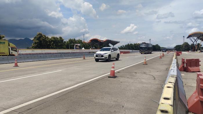 ARUS KENDARAAN MENINGKAT - Kondisi lalu lintas di ruas jalan tol Cikopo-Palimnan (Cipali) KM 188, Jawa Barat, Jumat (18/12/2025). Tol Cipali mencatat peningkatan arus lalu lintas Nataru 2025 naik 15 persen dibandingkan periode sama tahun lalu. (Tribunnews.com/Lita Febriani).