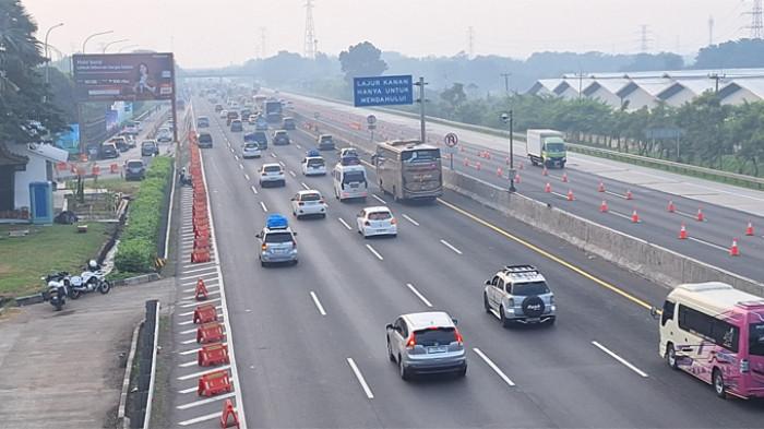 TOK JAPEK RAMAI LANCAR - Kondisi arus lalu lintas di Ruas Tol Jakarta-Cikampek KM 57 terpantau ramai lancar pada Kamis (19/3/2026) atau H-2 Idulfitri 1447 Hijriah.