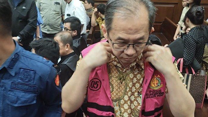 SIDANG IMPOR GULA -Terdakwa Direktur PT Angels Products, Tony Wijaya setelah sidang dakwaan pada perkara dugaan korupsi impor gula melibatkan Kementerian Perdagangan periode 2015-2016, PN Tipikor Jakarta Pusat, pada Kamis (19/6/2025). Tony gandeng pengacara kondang Hotman Paris jadi kuasa hukumnya.