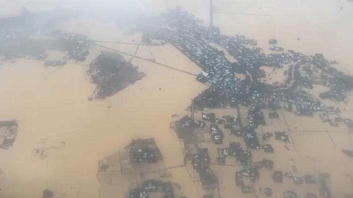 TOPAN KALMAEGI VIETNAM - Tangkap layar Youtube VẤN ĐỀ HÔM NAY suasana saat Topan Kalmaegi melanda Vietnam pada Kamis (6/11/2025) hingga jumat (7/11/2025)