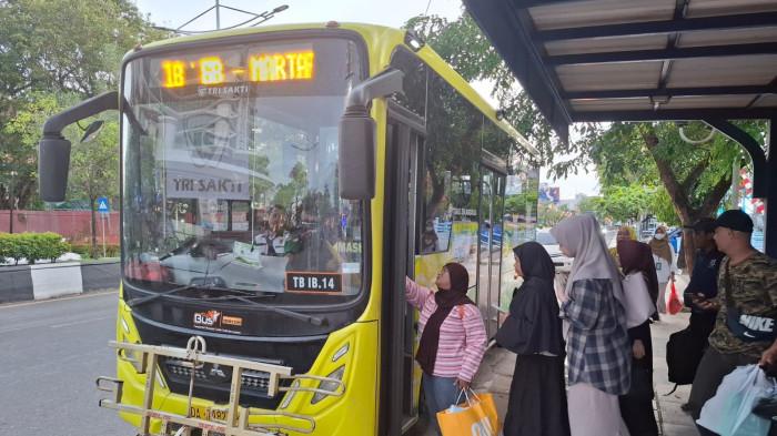 MUDAH DAN AMAN - Layanan transportasi publik Trans Banjarbakula yang ekonomis dan nyaman melayani masyarakat di kawasan aglomerasi Provinsi Kalimantan Selatan.