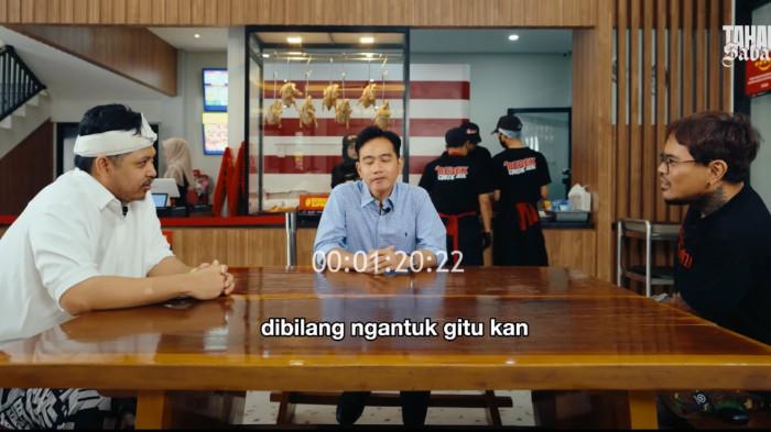 GIBRAN BINTANG TAMU - Komika Tretan Muslim (kiri) dan Coki Pardede (kanan) bersama Wakil Presiden (Wapres) Gibran Rakabuming Raka dalam konten 