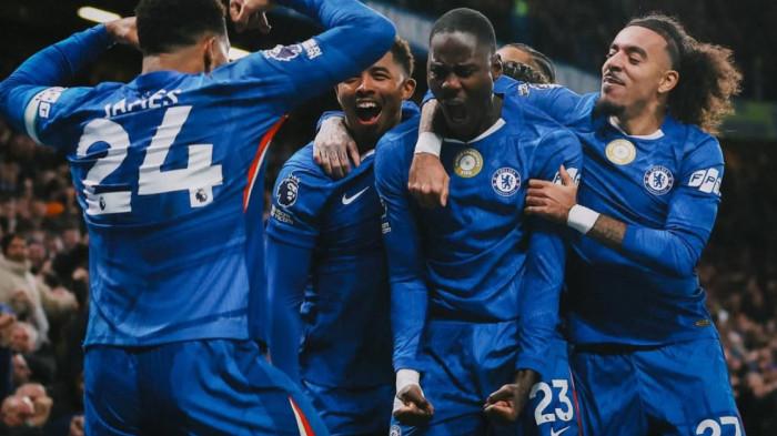 MERAYAKAN GOL - Trevoh Chalobah (nomor 23) merayakan gol bersama rekan setimnya di Chelsea saat melawan Arsenal di Liga Inggris 2025/2026, Senin (1/12/2025) dini hari WIB.