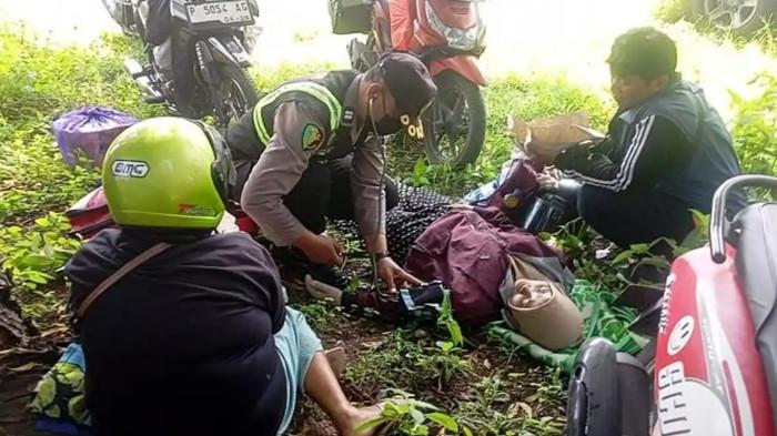 Tribun Bali/I Made Prasetia Aryawan
PINGSAN - Suasana saat sejumlah pemudik yang pingsan saat dalam antrean kendaraan menuju Pelabuhan Gilimanuk, Jembrana, Minggu 15 Maret 2026.