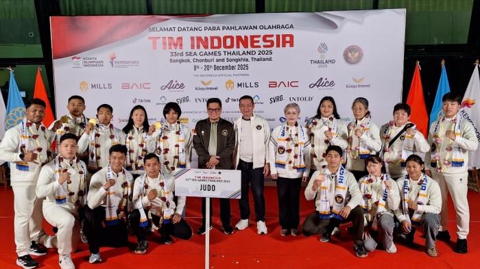 LAMPAUI TARGET - Tim judo Indonesia foto bersama di Bandara Soekarno-Hatta, Tangerang, Senin (15/12/2025). Tim Judo Indonesia sukses melampaui target pada ajang SEA Games dengan torehan empat medali emas, dua perak, dan satu perunggu.