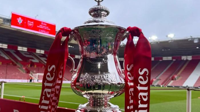 TROFI PIALA FA - Wujud trofi Piala FA 2025/2026 yang diperlihatkan jelang duel Southampton vs Arsenal pada Minggu (5/4/2026) dini hari WIB.
