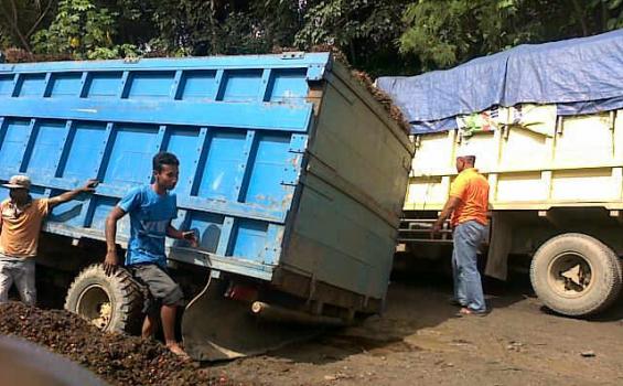 Jalan Rusak Parah, Truk Sawit Amblas di Jalan Trans Kaltim-Kalsel