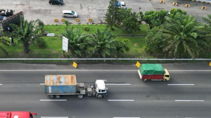 Truk angkutan barang di jalan tol OK