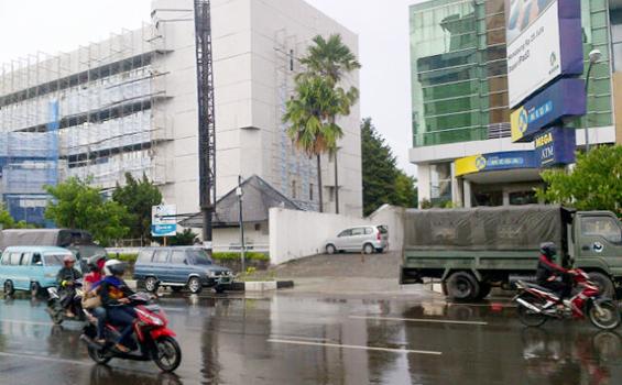 Polisi dan Tentara Siaga di Ahmad Yani Makassar