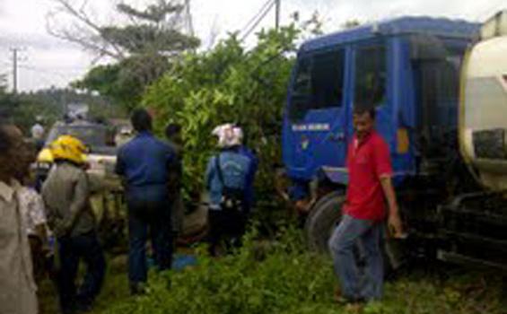 Truk Tangki BBM Tabrak Mobil Parkir