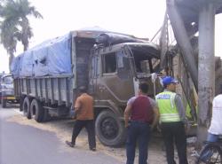 Truk Pengangkat Serbuk Kayu Seruduk Pelajar