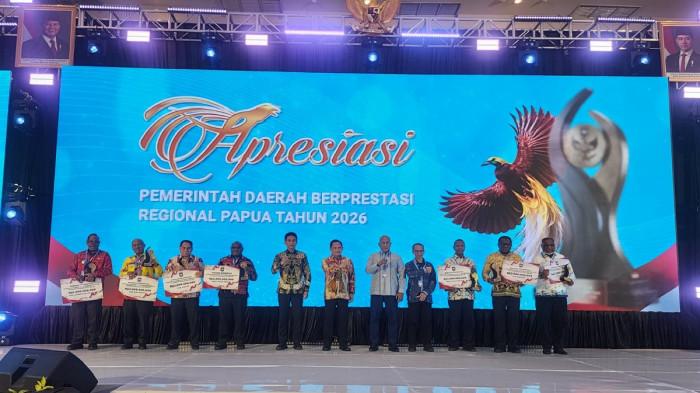 KENDALIKAN INFLASI - Tujuh pemerintah daerah mendapatkan penghargaan kategori pengendalian inflasi dalam malam Apresiasi Pemerintah Daerah Berprestasi Regional Papua Tahun 2026 yang digelar di Abepura, Jayapura, Senin (22/6/2026).
