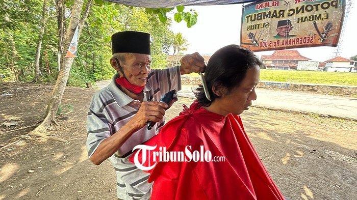 Kisah Mbah Sutris 74 Tahun Jadi Tukang Cukur Rambut Pasang Tarif Hanya Rp 5 Ribu