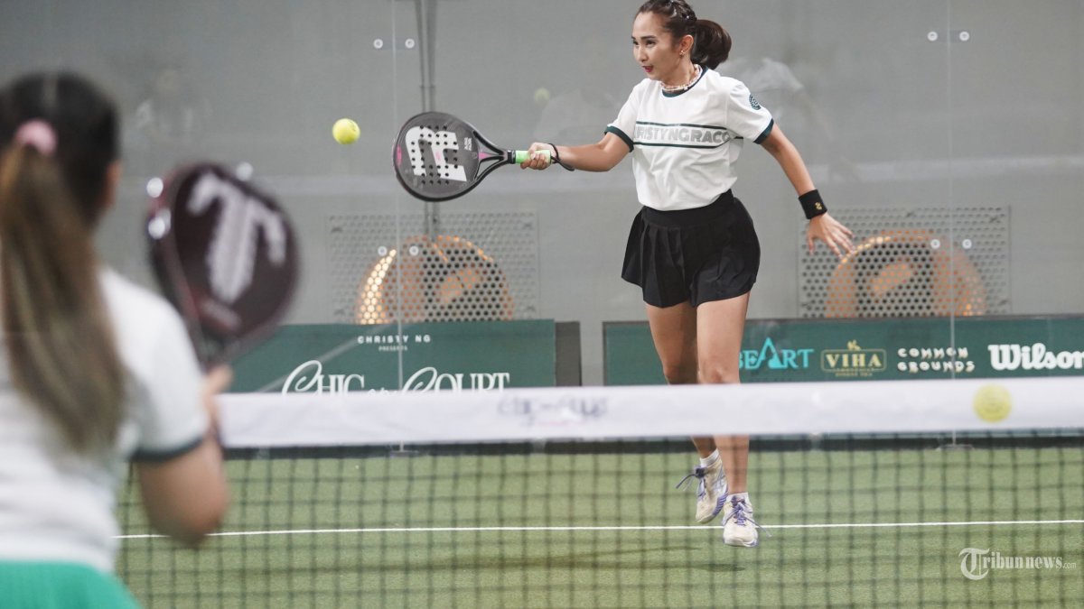 TURNAMAN PADEL - Pesereta bertanding dalam turnamen padel khusus perempuan berjudul Chic and Court -Ladies? Low Bronze Double di Athletiqs Airdome, Bendungan Hilir, Jakarta Pusat, Minggu (5/10/2025). Christy Ng International Indonesia berkolaborasi dengan klub tenis perempuan Spinderellas, menyelenggarakan turnamen padel khusus perempuan ber-tagline From Woman to Woman ini diikuti 64 peserta memperebutkan hadiah utama sebesar Rp 65 juta. Bagi Christy, turnamen ini penting lantaran berkaitan dengan rencana Christy Ng International untuk memperoduksi asesoris padel berupa tas raket. TRIBUNNEWS/HERUDIN