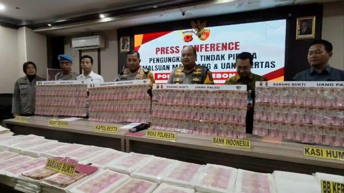 UANG PALSU - Polresta Cirebon mengungkap kasus peredaran uang palsu senilai Rp 12 miliar nyaris membanjiri masyarakat Cirebon menjelang Hari Raya Idulfitri. Beruntung, rencana tersebut berhasil digagalkan polisi setelah membongkar sebuah percetakan rahasia yang diduga beroperasi di rumah seorang warga di Kecamatan Gegesik, Kabupaten Cirebon.