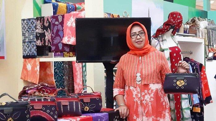 UMKM DEA MODIS - Pemilik sekaligus perintis UMKM Dea Modis, Tuliswati saat berada di sebuah pameran. Simak kisah Tuliswati membangun Dea Modis dan menggerakkan perempuan di kampungnya yaitu Kalurahan Tahunan, Yogyakarta lewat kain jumputan. Dapat dukungan GKR Hemas dan Yayasan Astra.