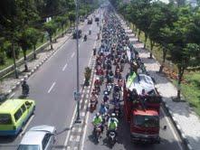 Tuntut UMSK Ribuan Buruh Gresik Kuasai Jalan