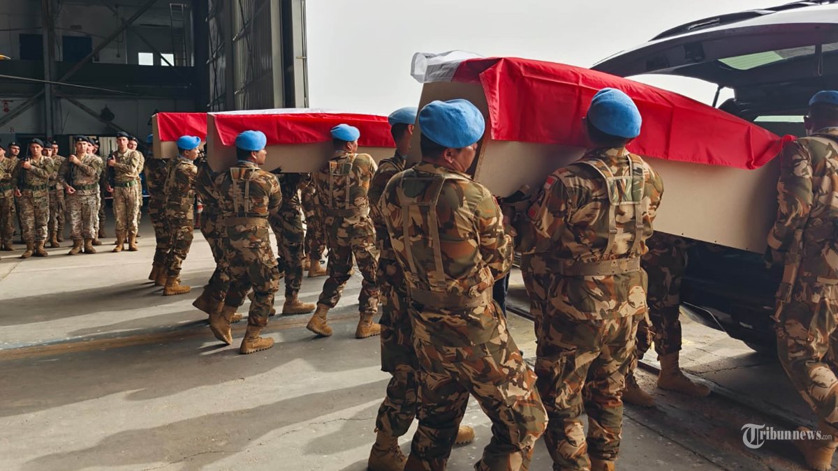 PENGHORMATAN - Suasana upacara pelepasan dan penghormatan tiga jenazah personel penjaga perdamaian Indonesia yang tergabung dalam misi United Nations Interim Force in Lebanon (UNIFIL) di Hanggar Lebanese Air Force, Beirut Lebanon, Kamis (2/4/2026). UNIFIL menyelenggarakan upacara Memorial Service sebagai bentuk penghormatan terakhir kepada tiga prajurit TNI yang gugur dalam misi perdamaian dunia di Lebanon Selatan, sebelum dipulangkan ke tanah air. TRIBUNNEWS/Satgas Yonmek TNI Kontingen Garuda (Konga) XXIII-S/UNIFIL
