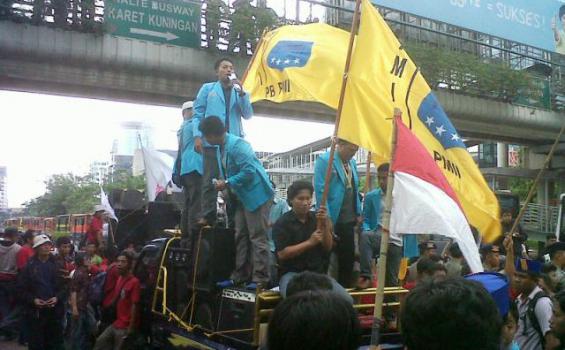 Ratusan Massa Kepung PT Freeport Tuntut Keadilan