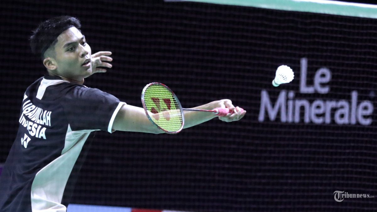 INDONESIA MASTERS 2026 - Pebulu tangkis tunggal putra Indonesia M. Zaki Ubaidillah mengembalikan kok ke arah pebulu tangkis Singapura Loh Kean Yew pada babak 16 besar tunggal putra Daihatsu Indonesia Masters 2026 di Istora Senayan, Jakarta, Kamis (22/1/2026). Pebulu tangkis yang akrab disapa Ubed tersebut gagal melaju ke delapan besar usai kalah dua gim langsung dengan skor 19-21 dan 10-21. TRIBUNNEWS/IRWAN RISMAWAN
