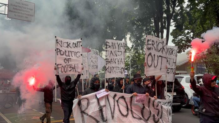 GERUDUK PSSI - Kelompok pendukung Timnas Indonesia, Ultras Garuda, menggeruduk kantor PSSI di Senayan, Jakarta, Jumat (14/11/2025).