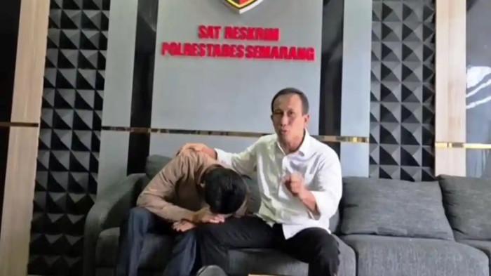 PENGANIAYAAN - Zainal Petir mendampingi Arnendo, mahasiswa Antropologi Sosial Fakultas Ilmu Budaya Universitas Diponegoro (Undip) Semarang, yang disebut menjadi korban dugaan penganiayaan. Kasus tersebut ditangani Satreskrim Polrestabes Semarang. 

Artikel ini telah tayang di TribunJateng.com dengan judul Mahasiswa Undip Jadi Korban Penganiaan Sadis 30 Rekannya hingga Patah Hidung dan Trauma Berat, https://jateng.tribunnews.com/semarang/1245950/mahasiswa-undip-jadi-korban-penganiaan-sadis-30-rekannya-hingga-patah-hidung-dan-trauma-berat?page=all.
Penulis: Reza Gustav Pradana | Editor: Vito