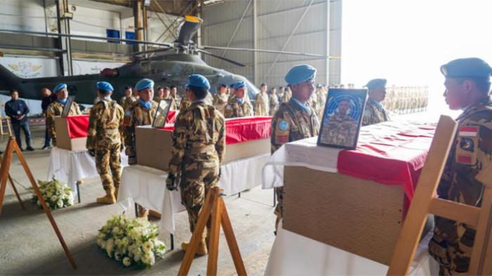 PRAJURIT TNI GUGUR - Pasukan pemeliharaan perdamaian PBB yang ditugaskan di Lebanon (UNIFIL) menggelar upacara bagi almarhum Praka Farizal Romadhon, Kapten Inf Zulmi Aditya Iskandar, dan Sertu Muhammad Nur Ichwan di Bandara Internasional Rafik Hariri, Kamis (2/4/2026). Ketiga prajurit TNI tersebut gugur dalam tugas di Lebanon selatan.